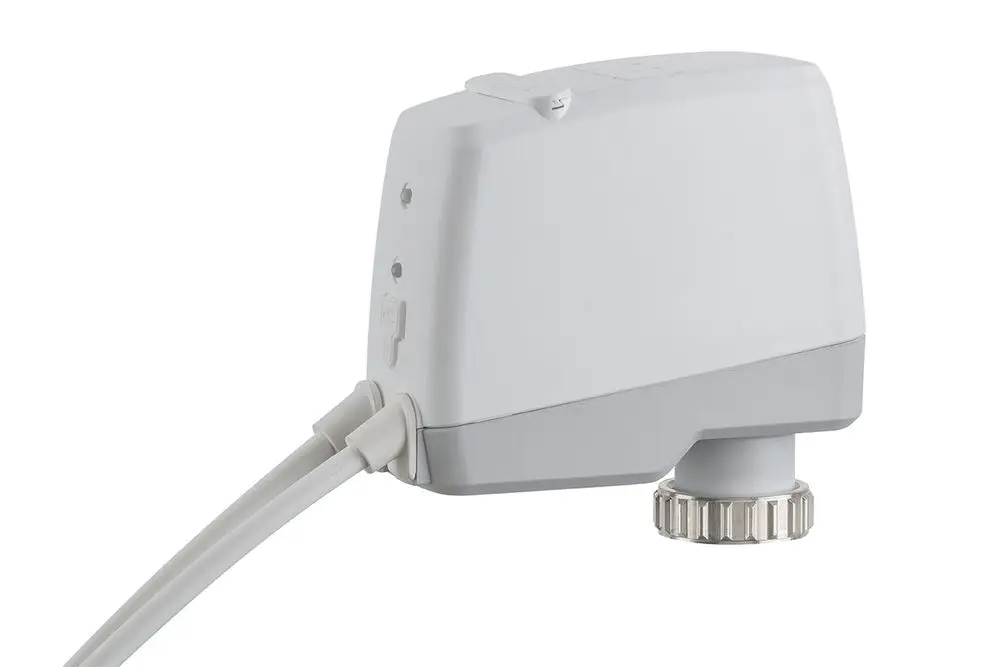 Stellantrieb in kompaktem Design von IMI Hydronic Engineering, mit montierten Anschlusskabeln. Sichtbarer Einstellmechanismus aus Metall am unteren Ende.